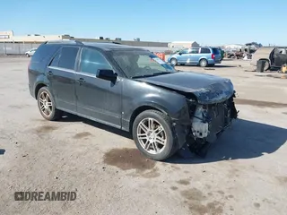 2008 Cadillac SRX AWD z VIN 1GYEE437280128284, wystawiony jako IAAI lot #41749723 z przebiegiem 202 684 mil mil oraz . Historia ofert i sprzedaży dostępna na DreamBid. Obrazek 1.