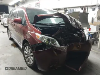 2011 Toyota Sienna XLE with VIN 5TDDK3DC9BS015730, listed as a IAAI auction lot 41472834 with 71,125 mi miles. Bid and sale history available at carsss.com. Image 1.
