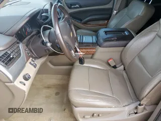 2015 Chevrolet Tahoe LTZ z VIN 1GNSCCKC8FR102859, wystawiony jako Copart lot #56755555 z przebiegiem 167 191 mil mil oraz Czysty tytuł • Clean title. Historia ofert i sprzedaży dostępna na DreamBid. Obrazek 7.