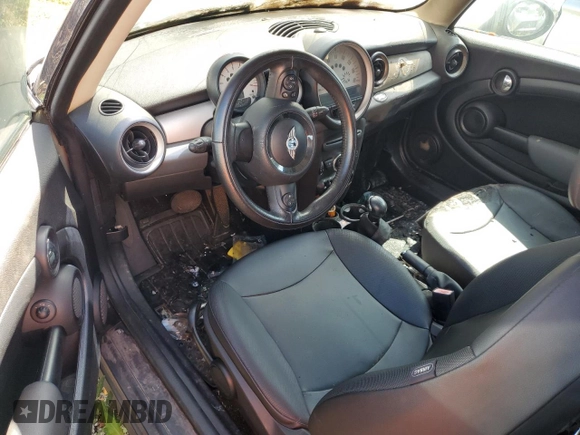 2011 MINI Clubman z VIN WMWZF3C56BTY00475, wystawiony jako Copart lot #74595784 z przebiegiem Nie podano mil oraz Nie do naprawy • Non repairable. Historia ofert i sprzedaży dostępna na DreamBid. Obrazek 8.