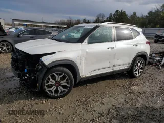 2021 Kia Seltos SX z VIN KNDETCA28M7141605, wystawiony jako Copart lot #48592005 z przebiegiem 64 088 mil mil oraz Szkoda całkowita • Salvage title. Historia ofert i sprzedaży dostępna na DreamBid. Obrazek 1.