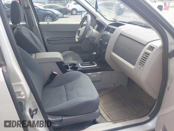 2008 Ford Escape XLS z VIN 1FMCU92Z98KB27360, wystawiony jako IAAI lot #42821934 z przebiegiem 168 647 mil mil oraz . Historia ofert i sprzedaży dostępna na DreamBid. Obrazek 5.
