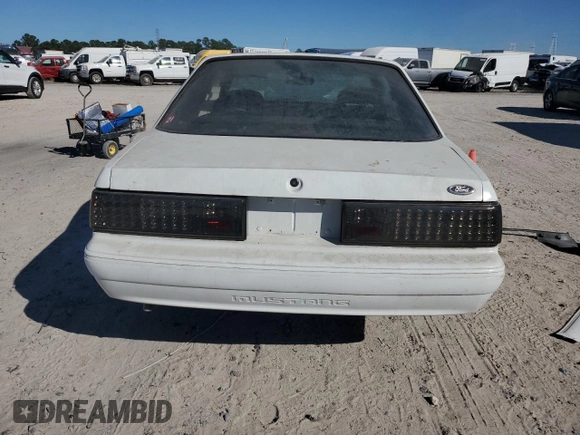 1989 Ford Mustang z VIN 1FABP40A3KF309892, wystawiony jako Copart lot #80858704 z przebiegiem 75 267 mil mil oraz Czysty tytuł • Clean title. Historia ofert i sprzedaży dostępna na DreamBid. Obrazek 6.