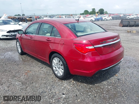 2013 Chrysler 200 LX z VIN 1C3CCBAG2DN767549, wystawiony jako IAAI lot #42081076 z przebiegiem 121 759 mil mil oraz . Historia ofert i sprzedaży dostępna na DreamBid. Obrazek 3.
