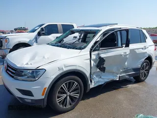 2018 Volkswagen Tiguan SEL z VIN 3VV3B7AX5JM091021, wystawiony jako IAAI lot #42392698 z przebiegiem 107 595 mil mil oraz . Historia ofert i sprzedaży dostępna na DreamBid. Obrazek 6.