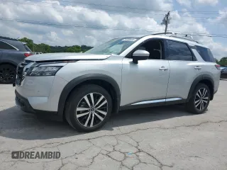 2025 Nissan Pathfinder Platinum z VIN 5N1DR3DJ6SC213429, wystawiony jako Copart lot #54930835 z przebiegiem 2358 mil mil oraz Szkody całkowita. Historia ofert i sprzedaży dostępna na DreamBid. Obrazek 1.