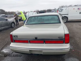 1997 Lincoln Town Car Signature z VIN 1LNLM82W8VY759792, wystawiony jako IAAI lot #41730026 z przebiegiem 60 198 mil mil oraz . Historia ofert i sprzedaży dostępna na DreamBid. Obrazek 16.