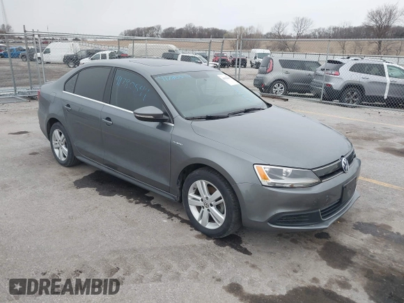 2013 Volkswagen Jetta Sedan Hybrid SE with VIN 3VW637AJ0DM228954, listed as a IAAI auction lot 41918495 with 138,232 mi miles. Bid and sale history available at carsss.com. Image 1.