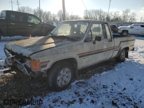 1984 Toyota Pickup z VIN JT4RN56S0E0003177, wystawiony jako Copart lot #48304385 z przebiegiem 117 297 mil mil oraz Szkoda całkowita • Salvage title. Historia ofert i sprzedaży dostępna na DreamBid. Obrazek 1.