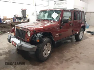 2008 Jeep Wrangler Unlimited Sahara z VIN 1J4GA59178L514002, wystawiony jako IAAI lot #41949717 z przebiegiem Nie podano mil oraz . Historia ofert i sprzedaży dostępna na DreamBid. Obrazek 17.