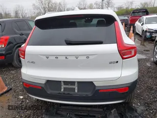 2024 Volvo XC40 Plus Bright Theme z VIN YV4L12UEXR2202130, wystawiony jako IAAI lot #41876910 z przebiegiem 15 997 mil mil oraz . Historia ofert i sprzedaży dostępna na DreamBid. Obrazek 17.