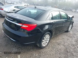 2014 Chrysler 200 Touring z VIN 1C3CCBBG1EN106224, wystawiony jako IAAI lot #41866087 z przebiegiem 141 635 mil mil oraz . Historia ofert i sprzedaży dostępna na DreamBid. Obrazek 4.