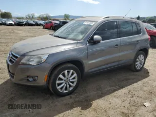 2011 Volkswagen Tiguan S z VIN WVGAV7AX9BW511129, wystawiony jako Copart lot #51907435 z przebiegiem 134 383 mil mil oraz Czysty tytuł • Clean title. Historia ofert i sprzedaży dostępna na DreamBid. Obrazek 1.