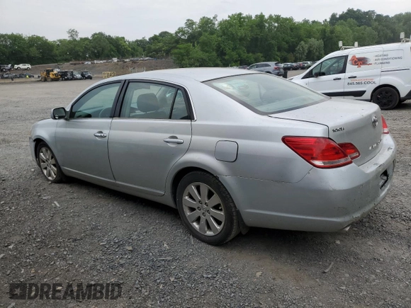 2007 Toyota Avalon XL z VIN 4T1BK36B97U209376, wystawiony jako Copart lot #60779405 z przebiegiem 189 776 mil mil oraz Czysty tytuł • Clean title. Historia ofert i sprzedaży dostępna na DreamBid. Obrazek 2.