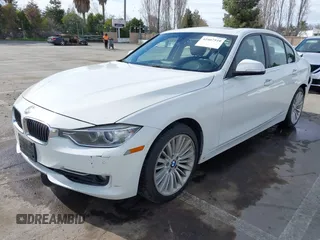 2015 BMW 3 Series 328i xDrive z VIN WBA3B3C59FJ983793, wystawiony jako IAAI lot #41667510 z przebiegiem 113 429 mil mil oraz . Historia ofert i sprzedaży dostępna na DreamBid. Obrazek 2.