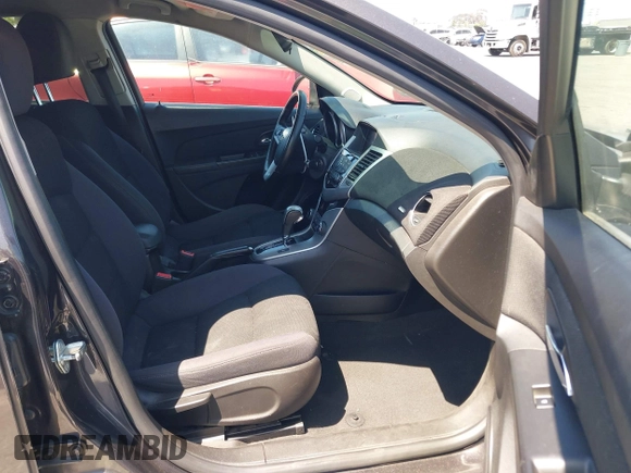 2014 Chevrolet Cruze 1LT z VIN 1G1PC5SB5E7154437, wystawiony jako IAAI lot #42215520 z przebiegiem 152 834 mil mil oraz . Historia ofert i sprzedaży dostępna na DreamBid. Obrazek 5.