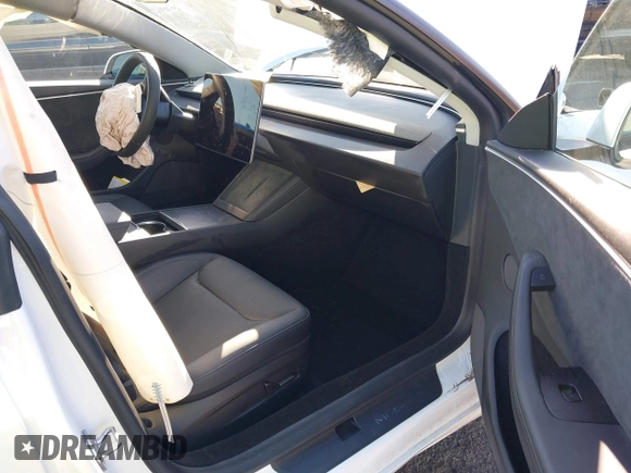 2025 Tesla Model 3 Long Range z VIN 5YJ3E1EB3SF911796, wystawiony jako IAAI lot #41753091 z przebiegiem 1 751 mil mil oraz . Historia ofert i sprzedaży dostępna na DreamBid. Obrazek 5.