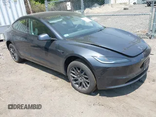 2025 Tesla Model 3 Long Range z VIN 5YJ3E1EBXSF890929, wystawiony jako IAAI lot #42452359 z przebiegiem 2 469 mil mil oraz . Historia ofert i sprzedaży dostępna na DreamBid. Obrazek 1.