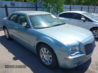 2009 Chrysler 300 C z VIN 2C3LA63T79H598880, wystawiony jako IAAI lot #42339127 z przebiegiem 162 428 mil mil oraz . Historia ofert i sprzedaży dostępna na DreamBid. Obrazek 1.