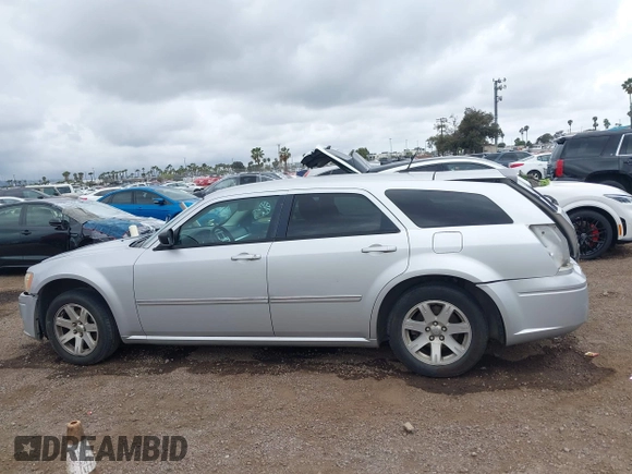 2008 Dodge Magnum SXT with VIN 2D4FV37V48H225739, listed as a IAAI auction lot 42078883 with Not Provided miles and . Bid and sale history available at carsss.com. Image 15.