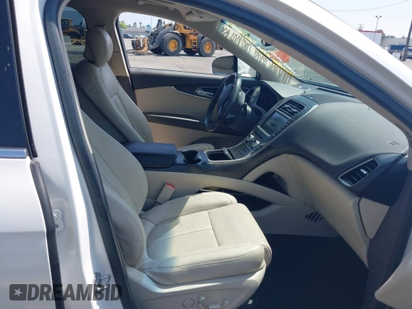 2017 Lincoln MKX Reserve z VIN 2LMPJ6LP2HBL49047, wystawiony jako IAAI lot #42151969 z przebiegiem 65 719 mil mil oraz . Historia ofert i sprzedaży dostępna na DreamBid. Obrazek 5.