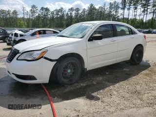 2013 Chrysler 200 LX z VIN 1C3CCBAB2DN604677, wystawiony jako Copart lot #54017545 z przebiegiem 211 031 mil mil oraz Szkoda całkowita • Salvage title. Historia ofert i sprzedaży dostępna na DreamBid. Obrazek 1.