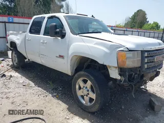 2013 GMC Sierra 2500HD SLT z VIN 1GT121C83DF171723, wystawiony jako IAAI lot #40001165 z przebiegiem 264 680 mil mil oraz . Historia ofert i sprzedaży dostępna na DreamBid. Obrazek 1.