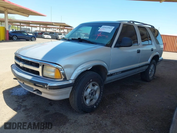 1997 Chevrolet Blazer LS z VIN 1GNDT13W0V2186110, wystawiony jako IAAI lot #42422561 z przebiegiem 233 189 mil mil oraz . Historia ofert i sprzedaży dostępna na DreamBid. Obrazek 2.