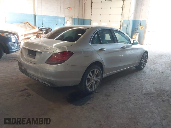 2021 Mercedes-Benz C 300 z VIN W1KWF8EB6MR646927, wystawiony jako IAAI lot #41645450 z przebiegiem 53 464 mil mil oraz . Historia ofert i sprzedaży dostępna na DreamBid. Obrazek 4.