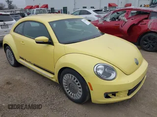 2014 Volkswagen Beetle 1.8T z VIN 3VWJ17AT2EM639159, wystawiony jako IAAI lot #41542865 z przebiegiem 107 649 mil mil oraz . Historia ofert i sprzedaży dostępna na DreamBid. Obrazek 1.