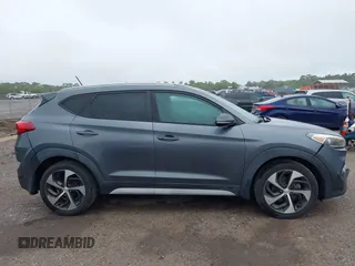 2017 Hyundai Tucson Value z VIN KM8J33A28HU399978, wystawiony jako IAAI lot #41987370 z przebiegiem 96 958 mil mil oraz . Historia ofert i sprzedaży dostępna na DreamBid. Obrazek 14.