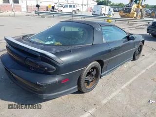 2002 Chevrolet Camaro Z28 z VIN 2G1FP22G022134223, wystawiony jako IAAI lot #42271773 z przebiegiem 125 164 mil mil oraz . Historia ofert i sprzedaży dostępna na DreamBid. Obrazek 4.