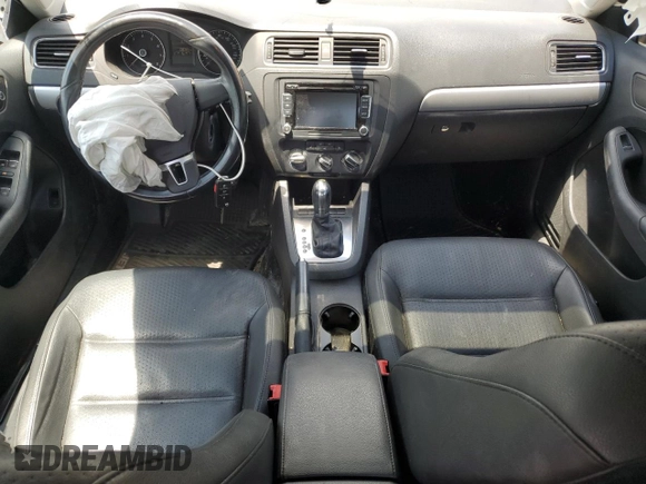 2013 Volkswagen Jetta SE with VIN 3VWDP7AJ8DM449097, listed as a Copart auction lot 62155135 with 130,266 mi miles and Salvage title. Bid and sale history available at DreamBid. Image 8.