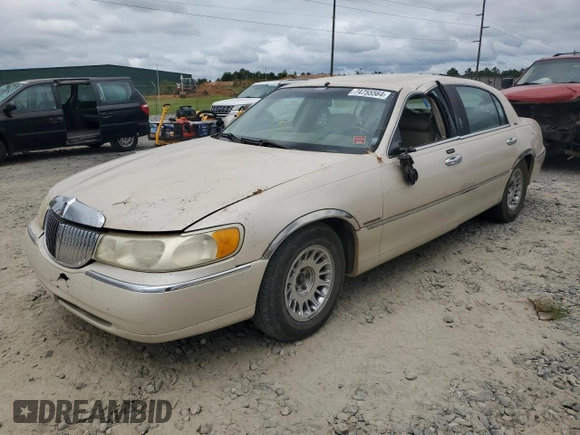 2001 Lincoln Town Car Cartier L z VIN 1LNHM85W61Y640344, wystawiony jako Copart lot #74755564 z przebiegiem Nie podano mil oraz Szkoda całkowita • Salvage title. Historia ofert i sprzedaży dostępna na DreamBid. Obrazek 1.