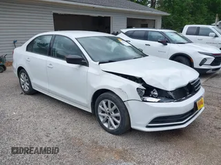 2015 Volkswagen Jetta SE z VIN 3VWD17AJ8FM323116, wystawiony jako IAAI lot #42246679 z przebiegiem 175 446 mil mil oraz . Historia ofert i sprzedaży dostępna na DreamBid. Obrazek 1.