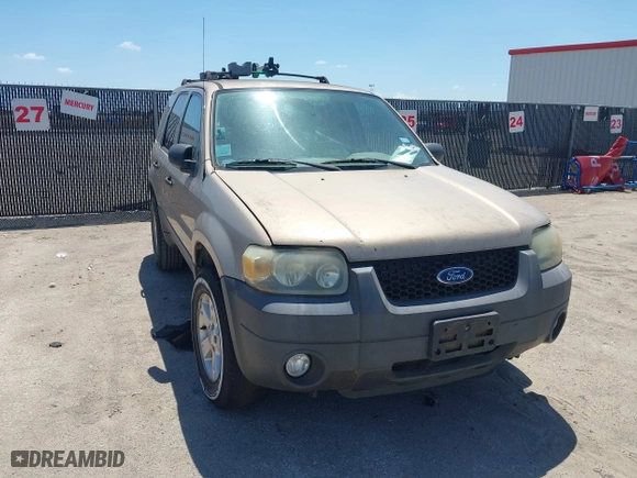 2007 Ford Escape XLT with VIN 1FMYU03147KA19656, listed as a IAAI auction lot 42106323 with 121,515 mi miles. Bid and sale history available at carsss.com. Image 1.