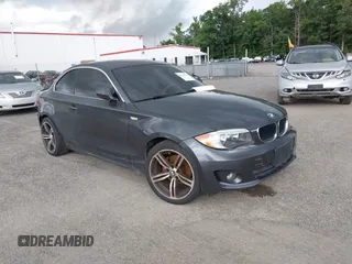 2013 BMW 1 Series 128i z VIN WBAUP9C56DVS95751, wystawiony jako IAAI lot #42429526 z przebiegiem Nie podano mil oraz . Historia ofert i sprzedaży dostępna na DreamBid. Obrazek 1.