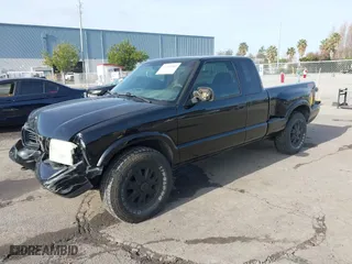 2001 GMC Sonoma SLS w/1SH Pkg with VIN 1GTDT19W018197275, listed as a IAAI auction lot 41604084 with 157,102 mi miles. Bid and sale history available at carsss.com. Image 18.