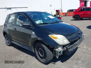 2006 Scion xA z VIN JTKKT604660169107, wystawiony jako IAAI lot #39395639 z przebiegiem 234 469 mil mil oraz . Historia ofert i sprzedaży dostępna na DreamBid. Obrazek 1.