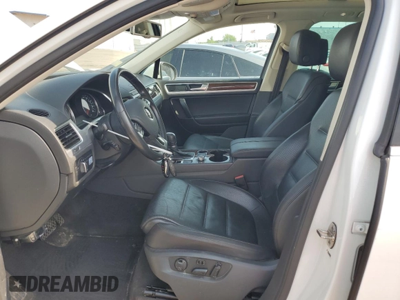 2016 Volkswagen Touareg Sport z VIN WVGEP9BPXGD005351, wystawiony jako Copart lot #60719065 z przebiegiem 133 674 mil mil oraz Czysty tytuł • Clean title. Historia ofert i sprzedaży dostępna na DreamBid. Obrazek 7.
