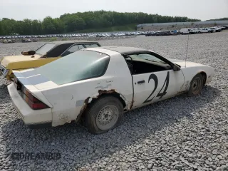 1987 Chevrolet Camaro z VIN 1G1FP21H6HL111063, wystawiony jako Copart lot #59387995 z przebiegiem 63 289 mil mil oraz Czysty tytuł • Clean title. Historia ofert i sprzedaży dostępna na DreamBid. Obrazek 3.