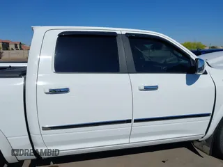 2015 Ram 1500 Laramie Longhorn z VIN 1C6RR7PM0FS508634, wystawiony jako IAAI lot #42125870 z przebiegiem Nie podano mil oraz . Historia ofert i sprzedaży dostępna na DreamBid. Obrazek 13.