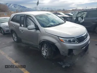 2014 Kia Sorento LX z VIN 5XYKT3A69EG510692, wystawiony jako IAAI lot #41125560 z przebiegiem 115 319 mil mil oraz . Historia ofert i sprzedaży dostępna na DreamBid. Obrazek 1.