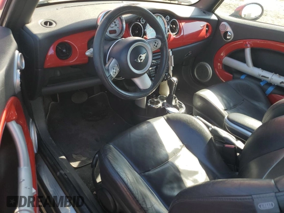 2005 MINI Convertible z VIN WMWRF33505TG13448, wystawiony jako Copart lot #46101305 z przebiegiem 106 942 mil mil oraz Szkoda całkowita • Salvage title. Historia ofert i sprzedaży dostępna na DreamBid. Obrazek 8.