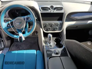 2022 Bentley Bentayga V8 z VIN SJAAM2ZV9NC011752, wystawiony jako Copart lot #79142714 z przebiegiem Nie podano mil oraz Nie do naprawy. Historia ofert i sprzedaży dostępna na DreamBid. Obrazek 8.