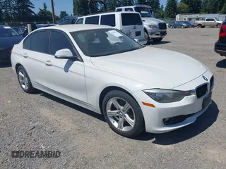 2015 BMW 3 Series 320i xDrive z VIN WBA3C3G54FNS74320, wystawiony jako IAAI lot #42780233 z przebiegiem 61 483 mil mil oraz . Historia ofert i sprzedaży dostępna na DreamBid. Obrazek 1.