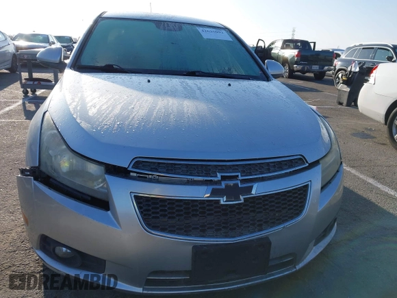 2014 Chevrolet Cruze 1LT z VIN 1G1PC5SBXE7102463, wystawiony jako IAAI lot #42625092 z przebiegiem 165 863 mil mil oraz . Historia ofert i sprzedaży dostępna na DreamBid. Obrazek 6.