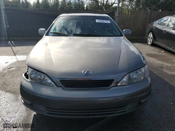 1998 Lexus ES 300 Luxury Sport Sdn with VIN JT8BF28G7W0142096, listed as a Copart auction lot 44586765 with 214,025 mi miles and Salvage Title. Bid and sale history available at carsss.com. Image 5.
