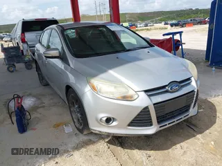 2014 Ford Focus SE z VIN 1FADP3K24EL443910, wystawiony jako IAAI lot #42374726 z przebiegiem 220 432 mil mil oraz . Historia ofert i sprzedaży dostępna na DreamBid. Obrazek 1.