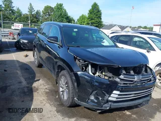 2017 Toyota Highlander XLE z VIN 5TDJZRFH3HS417049, wystawiony jako IAAI lot #42535954 z przebiegiem 136 639 mil mil oraz . Historia ofert i sprzedaży dostępna na DreamBid. Obrazek 1.